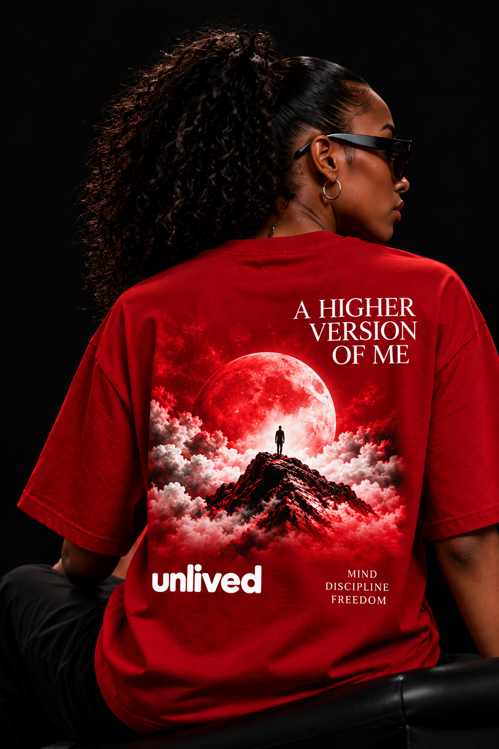 T-shirt rouge UNLIVED porté de face et de dos sur un fond dégradé noir et rouge